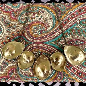 CHICO’s SCULPTURAL NECKLACE